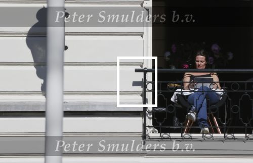 Amsterdam 4 april 2020
Prinses Annette zit met haar raam open lekker op de ipad.