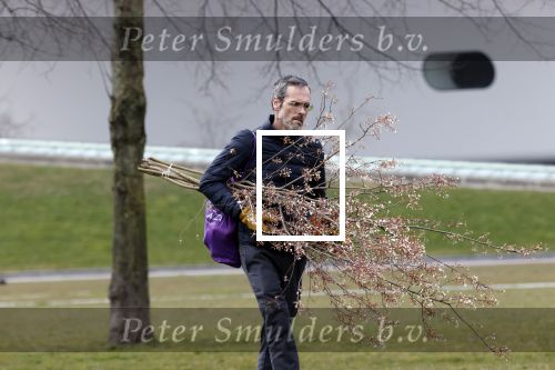 Amsterdam 2 april 2020
Rolf Snoeren doet boodschappen en loopt naar zijn huis.