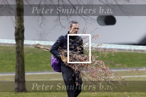 Amsterdam 2 april 2020
Rolf Snoeren doet boodschappen en loopt naar zijn huis.