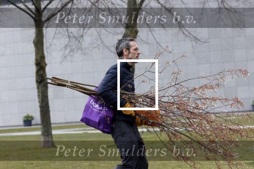 Amsterdam 2 april 2020
Rolf Snoeren doet boodschappen en loopt naar zijn huis.