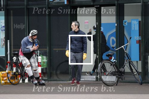 Amsterdam 2 april 2020
Rolf Snoeren doet boodschappen en loopt naar zijn huis.