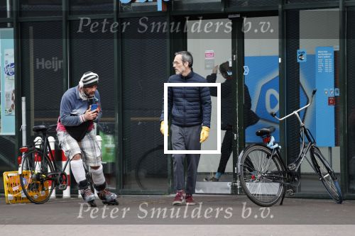 Amsterdam 2 april 2020
Rolf Snoeren doet boodschappen en loopt naar zijn huis.