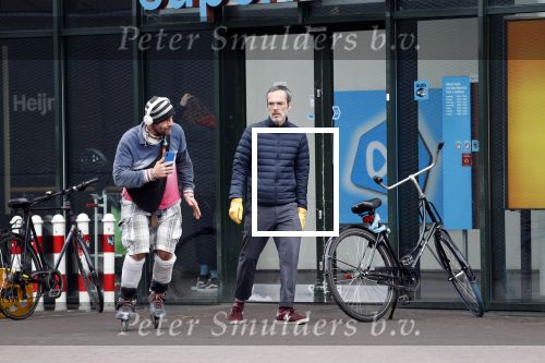 Amsterdam 2 april 2020
Rolf Snoeren doet boodschappen en loopt naar zijn huis.