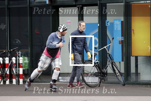 Amsterdam 2 april 2020
Rolf Snoeren doet boodschappen en loopt naar zijn huis.