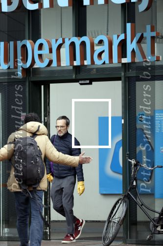 Amsterdam 2 april 2020
Rolf Snoeren doet boodschappen en loopt naar zijn huis.