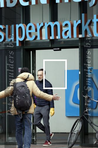 Amsterdam 2 april 2020
Rolf Snoeren doet boodschappen en loopt naar zijn huis.