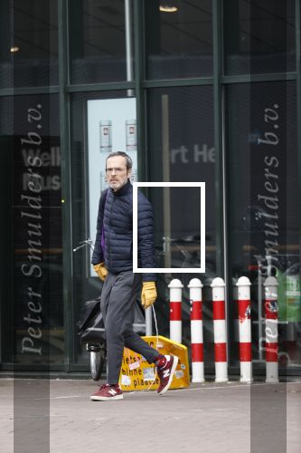 Amsterdam 2 april 2020
Rolf Snoeren doet boodschappen en loopt naar zijn huis.