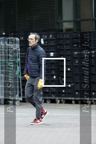 Amsterdam 2 april 2020
Rolf Snoeren doet boodschappen en loopt naar zijn huis.