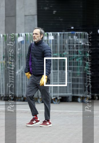 Amsterdam 2 april 2020
Rolf Snoeren doet boodschappen en loopt naar zijn huis.