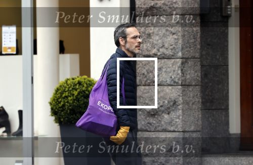 Amsterdam 2 april 2020
Rolf Snoeren doet boodschappen en loopt naar zijn huis.