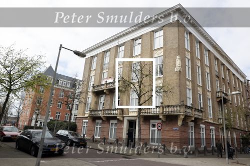 Amsterdam 2 april 2020
Rolf Snoeren doet boodschappen en loopt naar zijn huis.