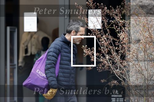 Amsterdam 2 april 2020
Rolf Snoeren doet boodschappen en loopt naar zijn huis.