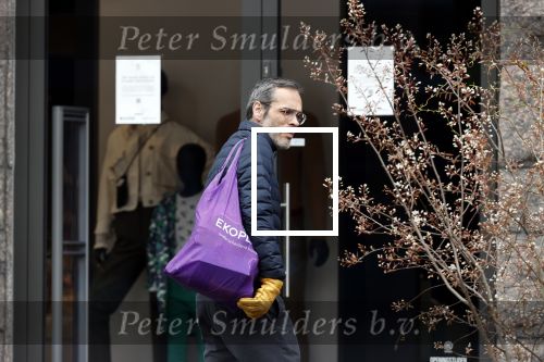Amsterdam 2 april 2020
Rolf Snoeren doet boodschappen en loopt naar zijn huis.
