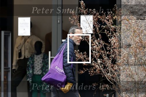 Amsterdam 2 april 2020
Rolf Snoeren doet boodschappen en loopt naar zijn huis.
