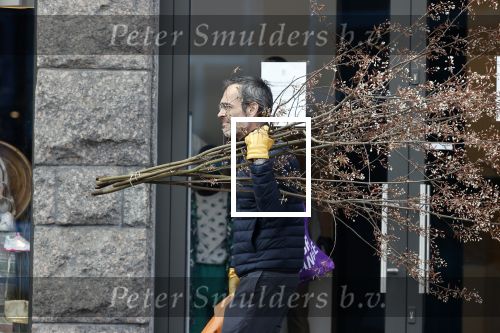 Amsterdam 2 april 2020
Rolf Snoeren doet boodschappen en loopt naar zijn huis.