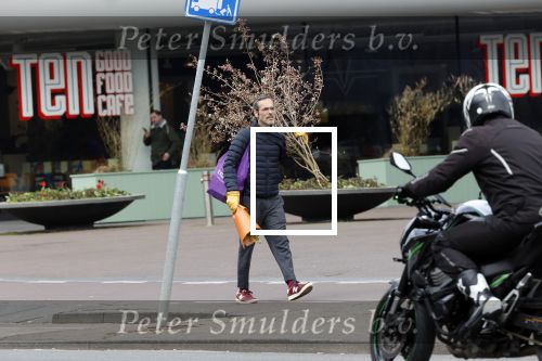 Amsterdam 2 april 2020
Rolf Snoeren doet boodschappen en loopt naar zijn huis.
