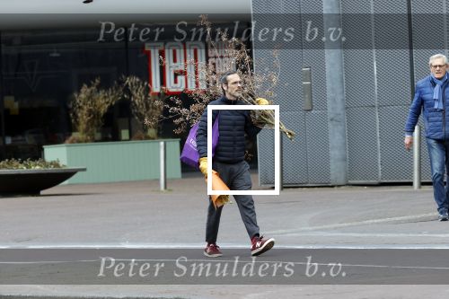 Amsterdam 2 april 2020
Rolf Snoeren doet boodschappen en loopt naar zijn huis.