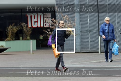 Amsterdam 2 april 2020
Rolf Snoeren doet boodschappen en loopt naar zijn huis.