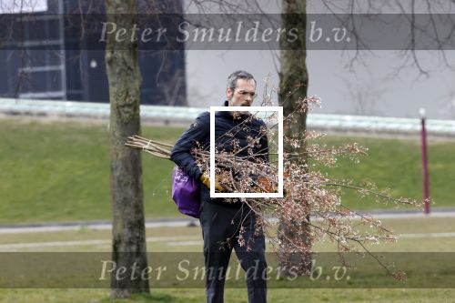 Amsterdam 2 april 2020
Rolf Snoeren doet boodschappen en loopt naar zijn huis.