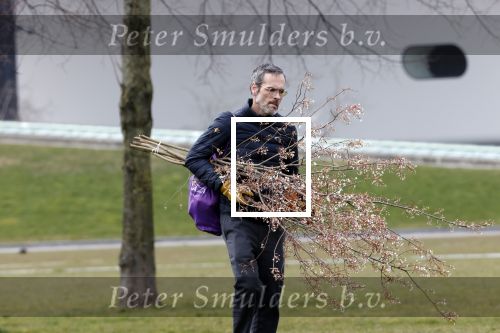 Amsterdam 2 april 2020
Rolf Snoeren doet boodschappen en loopt naar zijn huis.