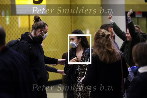 Schiphol 19 maart 2020
Romy Monteiro en haar vriend Jasper Suyk arriveren vanuit bangkok op Schiphol . Moeder Antje en haar partner Dennis halen ze op . Ook hun hondje is erbij.