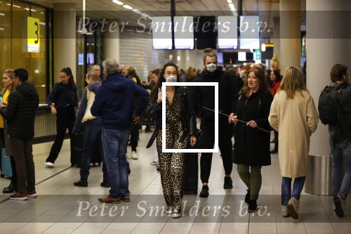Schiphol 19 maart 2020
Romy Monteiro en haar vriend Jasper Suyk arriveren vanuit bangkok op Schiphol . Moeder Antje en haar partner Dennis halen ze op . Ook hun hondje is erbij. Karin Riethoven interviewt ze op afstand