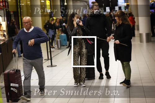 Schiphol 19 maart 2020
Romy Monteiro en haar vriend Jasper Suyk arriveren vanuit bangkok op Schiphol . Moeder Antje en haar partner Dennis halen ze op . Ook hun hondje is erbij. Karin Riethoven interviewt ze op afstand