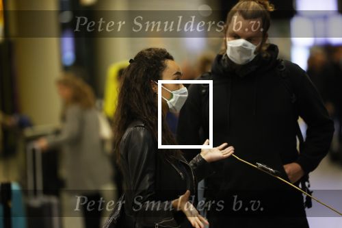 Schiphol 19 maart 2020
Romy Monteiro en haar vriend Jasper Suyk arriveren vanuit bangkok op Schiphol . Moeder Antje en haar partner Dennis halen ze op . Ook hun hondje is erbij.
