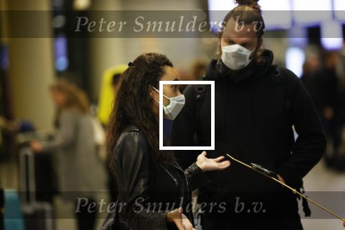 Schiphol 19 maart 2020
Romy Monteiro en haar vriend Jasper Suyk arriveren vanuit bangkok op Schiphol . Moeder Antje en haar partner Dennis halen ze op . Ook hun hondje is erbij.