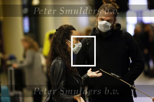 Schiphol 19 maart 2020
Romy Monteiro en haar vriend Jasper Suyk arriveren vanuit bangkok op Schiphol . Moeder Antje en haar partner Dennis halen ze op . Ook hun hondje is erbij.