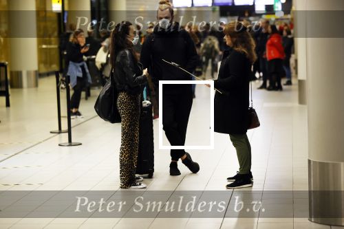 Schiphol 19 maart 2020
Romy Monteiro en haar vriend Jasper Suyk arriveren vanuit bangkok op Schiphol . Moeder Antje en haar partner Dennis halen ze op . Ook hun hondje is erbij. Karin Riethoven interviewt ze op afstand