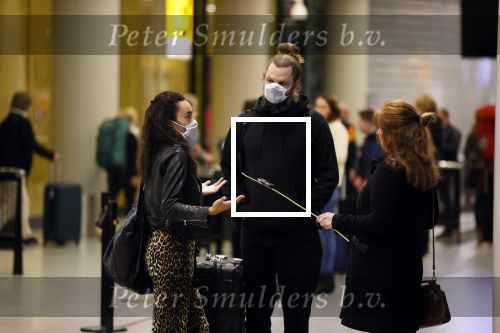 Schiphol 19 maart 2020
Romy Monteiro en haar vriend Jasper Suyk arriveren vanuit bangkok op Schiphol . Moeder Antje en haar partner Dennis halen ze op . Ook hun hondje is erbij. Karin Riethoven interviewt ze op afstand