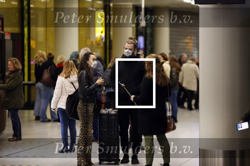 Schiphol 19 maart 2020
Romy Monteiro en haar vriend Jasper Suyk arriveren vanuit bangkok op Schiphol . Moeder Antje en haar partner Dennis halen ze op . Ook hun hondje is erbij. Karin Riethoven interviewt ze op afstand