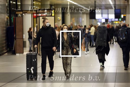 Schiphol 19 maart 2020
Romy Monteiro en haar vriend Jasper Suyk arriveren vanuit bangkok op Schiphol . Moeder Antje en haar partner Dennis halen ze op . Ook hun hondje is erbij.