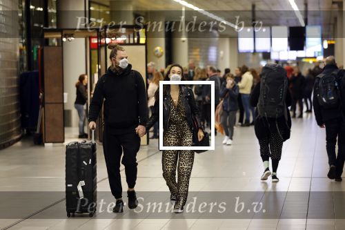 Schiphol 19 maart 2020
Romy Monteiro en haar vriend Jasper Suyk arriveren vanuit bangkok op Schiphol . Moeder Antje en haar partner Dennis halen ze op . Ook hun hondje is erbij.