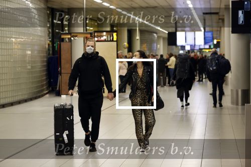 Schiphol 19 maart 2020
Romy Monteiro en haar vriend Jasper Suyk arriveren vanuit bangkok op Schiphol . Moeder Antje en haar partner Dennis halen ze op . Ook hun hondje is erbij.