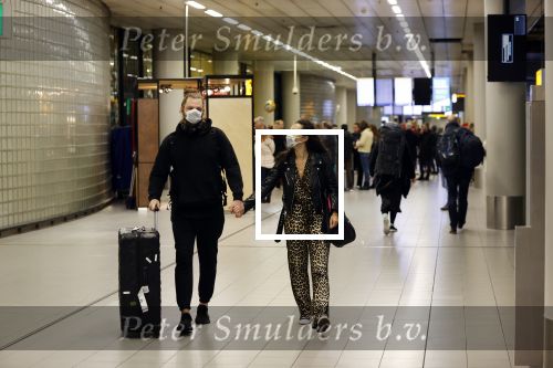 Schiphol 19 maart 2020
Romy Monteiro en haar vriend Jasper Suyk arriveren vanuit bangkok op Schiphol . Moeder Antje en haar partner Dennis halen ze op . Ook hun hondje is erbij.