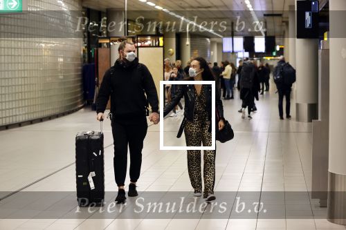 Schiphol 19 maart 2020
Romy Monteiro en haar vriend Jasper Suyk arriveren vanuit bangkok op Schiphol . Moeder Antje en haar partner Dennis halen ze op . Ook hun hondje is erbij.