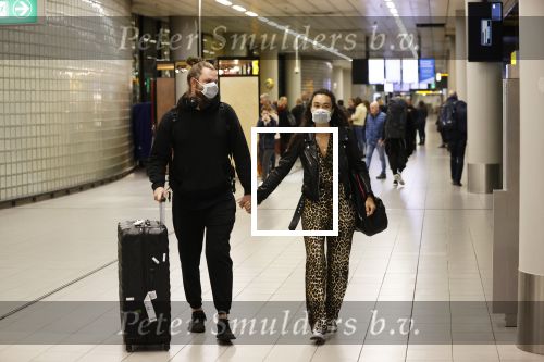 Schiphol 19 maart 2020
Romy Monteiro en haar vriend Jasper Suyk arriveren vanuit bangkok op Schiphol . Moeder Antje en haar partner Dennis halen ze op . Ook hun hondje is erbij.