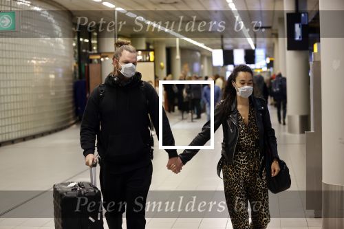 Schiphol 19 maart 2020
Romy Monteiro en haar vriend Jasper Suyk arriveren vanuit bangkok op Schiphol . Moeder Antje en haar partner Dennis halen ze op . Ook hun hondje is erbij.