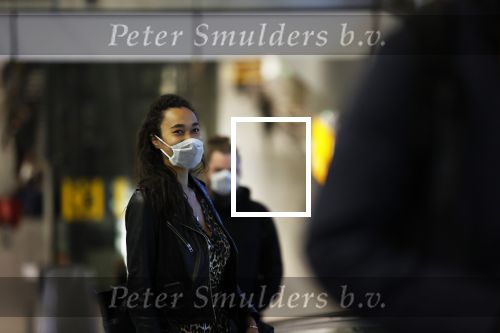 Schiphol 19 maart 2020
Romy Monteiro en haar vriend Jasper Suyk arriveren vanuit bangkok op Schiphol . Moeder Antje en haar partner Dennis halen ze op . Ook hun hondje is erbij.
