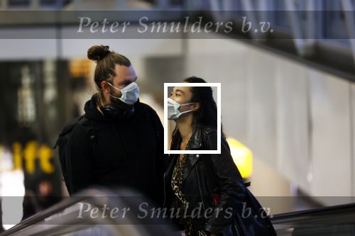 Schiphol 19 maart 2020
Romy Monteiro en haar vriend Jasper Suyk arriveren vanuit bangkok op Schiphol . Moeder Antje en haar partner Dennis halen ze op . Ook hun hondje is erbij.
