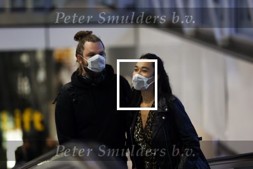 Schiphol 19 maart 2020
Romy Monteiro en haar vriend Jasper Suyk arriveren vanuit bangkok op Schiphol . Moeder Antje en haar partner Dennis halen ze op . Ook hun hondje is erbij.