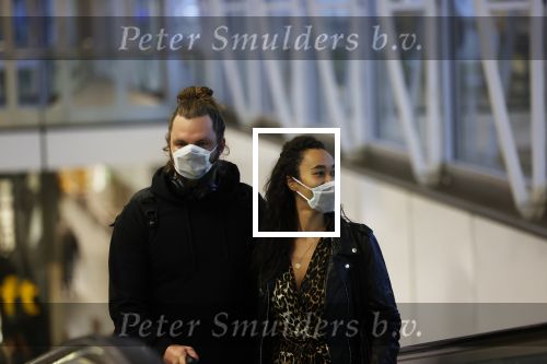 Schiphol 19 maart 2020
Romy Monteiro en haar vriend Jasper Suyk arriveren vanuit bangkok op Schiphol . Moeder Antje en haar partner Dennis halen ze op . Ook hun hondje is erbij.