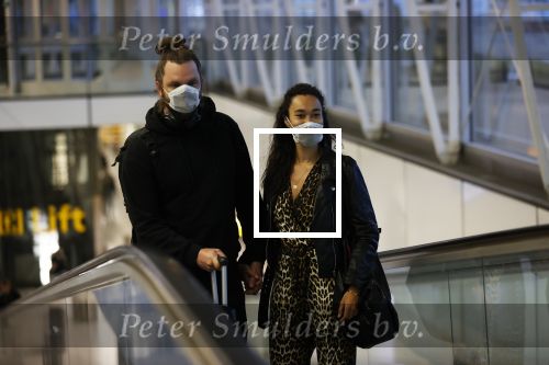 Schiphol 19 maart 2020
Romy Monteiro en haar vriend Jasper Suyk arriveren vanuit bangkok op Schiphol . Moeder Antje en haar partner Dennis halen ze op . Ook hun hondje is erbij.