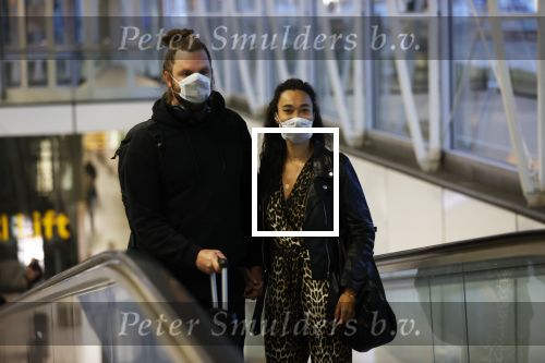 Schiphol 19 maart 2020
Romy Monteiro en haar vriend Jasper Suyk arriveren vanuit bangkok op Schiphol . Moeder Antje en haar partner Dennis halen ze op . Ook hun hondje is erbij.