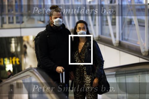 Schiphol 19 maart 2020
Romy Monteiro en haar vriend Jasper Suyk arriveren vanuit bangkok op Schiphol . Moeder Antje en haar partner Dennis halen ze op . Ook hun hondje is erbij.