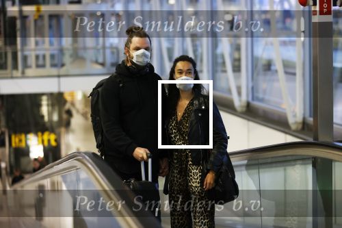 Schiphol 19 maart 2020
Romy Monteiro en haar vriend Jasper Suyk arriveren vanuit bangkok op Schiphol . Moeder Antje en haar partner Dennis halen ze op . Ook hun hondje is erbij.