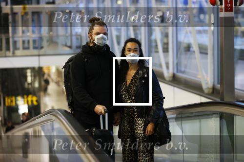 Schiphol 19 maart 2020
Romy Monteiro en haar vriend Jasper Suyk arriveren vanuit bangkok op Schiphol . Moeder Antje en haar partner Dennis halen ze op . Ook hun hondje is erbij.