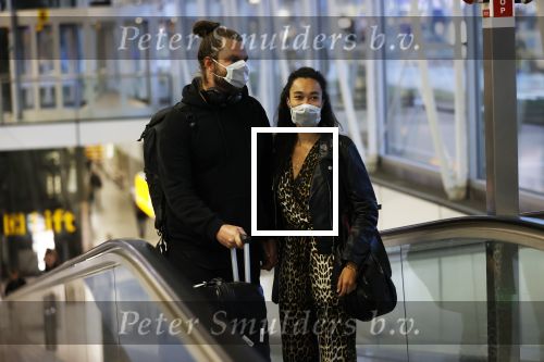 Schiphol 19 maart 2020
Romy Monteiro en haar vriend Jasper Suyk arriveren vanuit bangkok op Schiphol . Moeder Antje en haar partner Dennis halen ze op . Ook hun hondje is erbij.